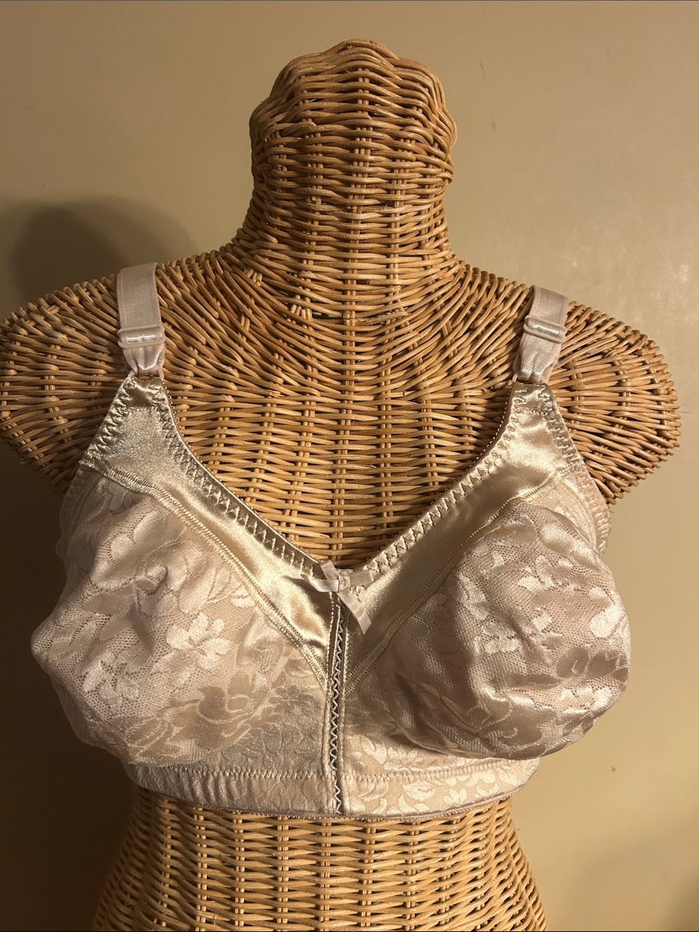 Bali Classic Satin & Lace Non-Wired Bra 38DD